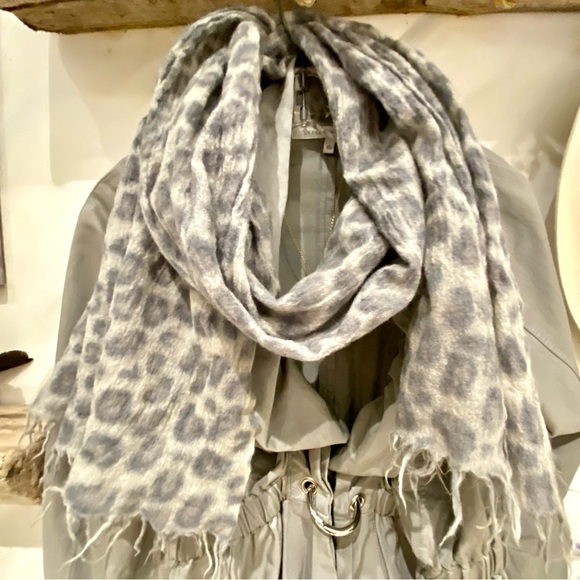 *sold* Aritzia WILFRED 100% Wool monochromatic animal print scarf /wrap - Picture 5 of 7